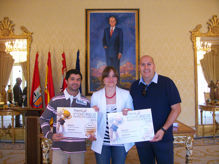 En la sala de recepciones del Ayuntamiento con Gozo Merino, Concejala de Juventud, después de recoger el premio.